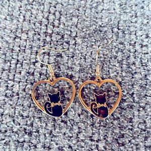 Black and gold enamel cat heart earrings new